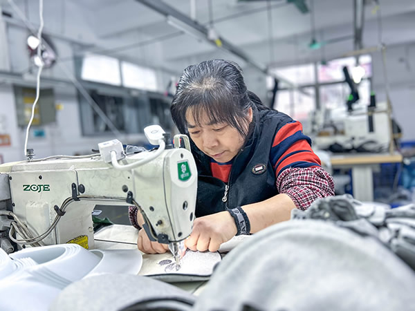 从裁布到车缝，揭秘实体帽子工厂精工细节